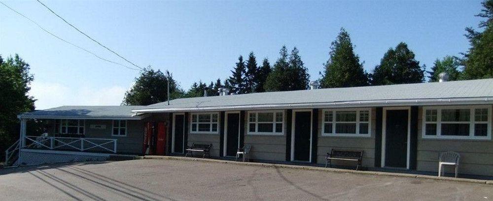 Lionstone Inn Motel & Cottages Пикту Екстериор снимка
