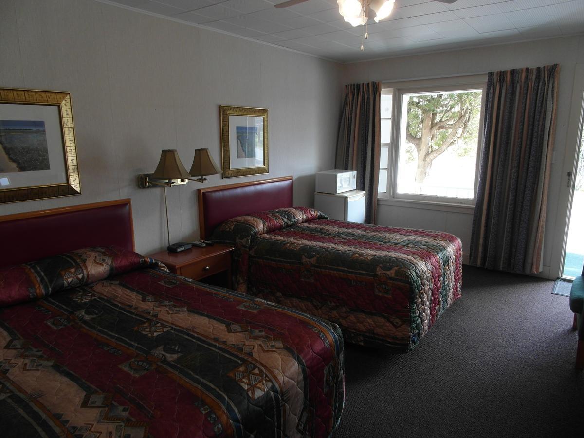 Lionstone Inn Motel & Cottages Пикту Екстериор снимка