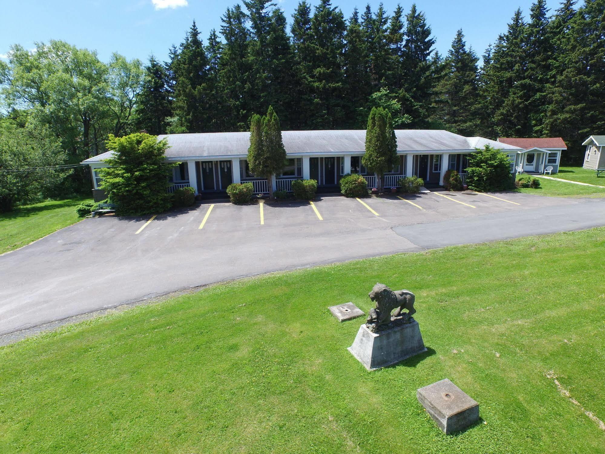 Lionstone Inn Motel & Cottages Пикту Екстериор снимка