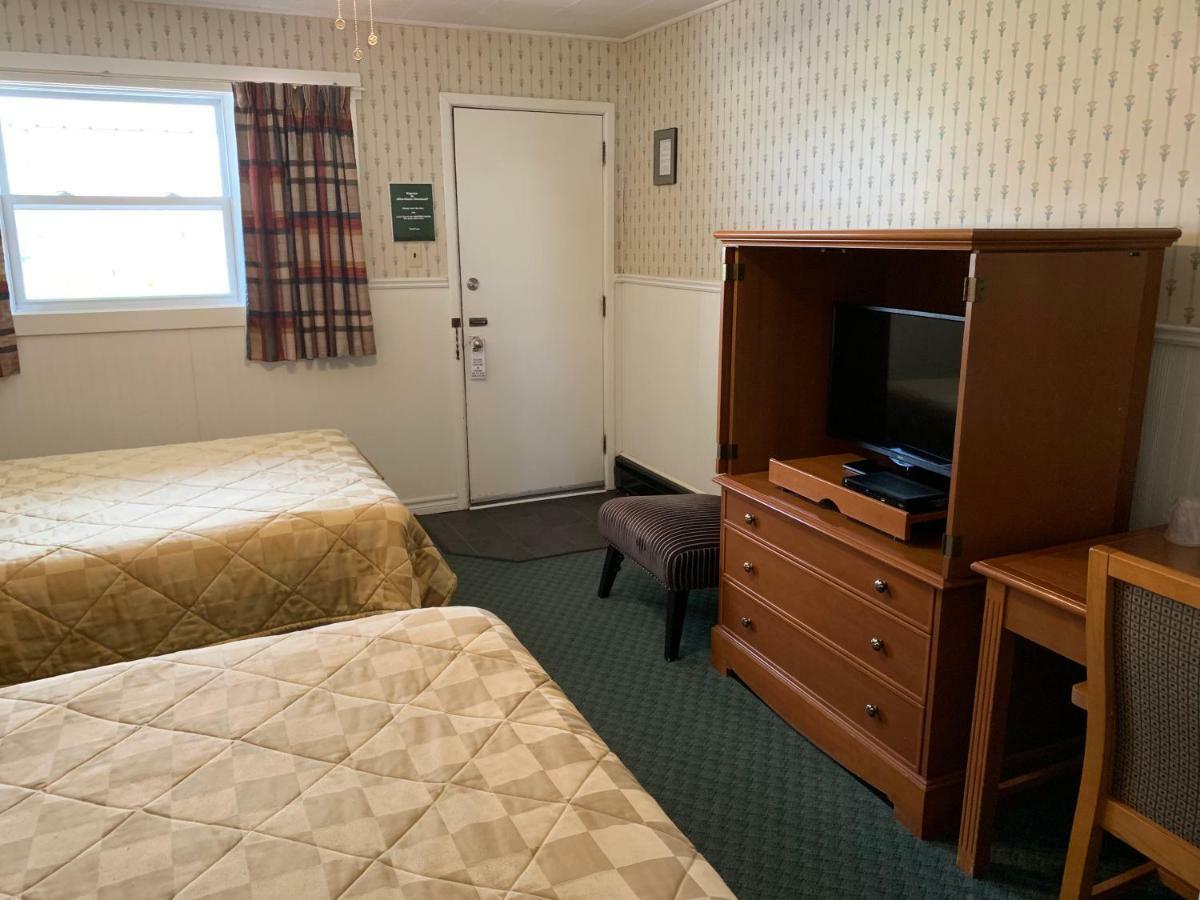 Lionstone Inn Motel & Cottages Пикту Екстериор снимка