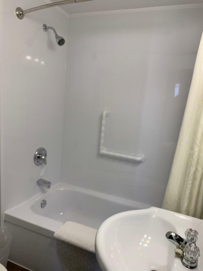 Lionstone Inn Motel & Cottages Пикту Екстериор снимка