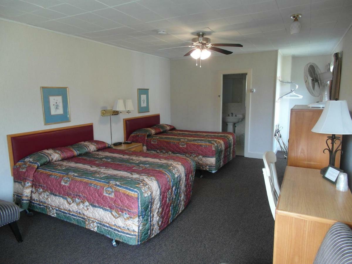 Lionstone Inn Motel & Cottages Пикту Екстериор снимка