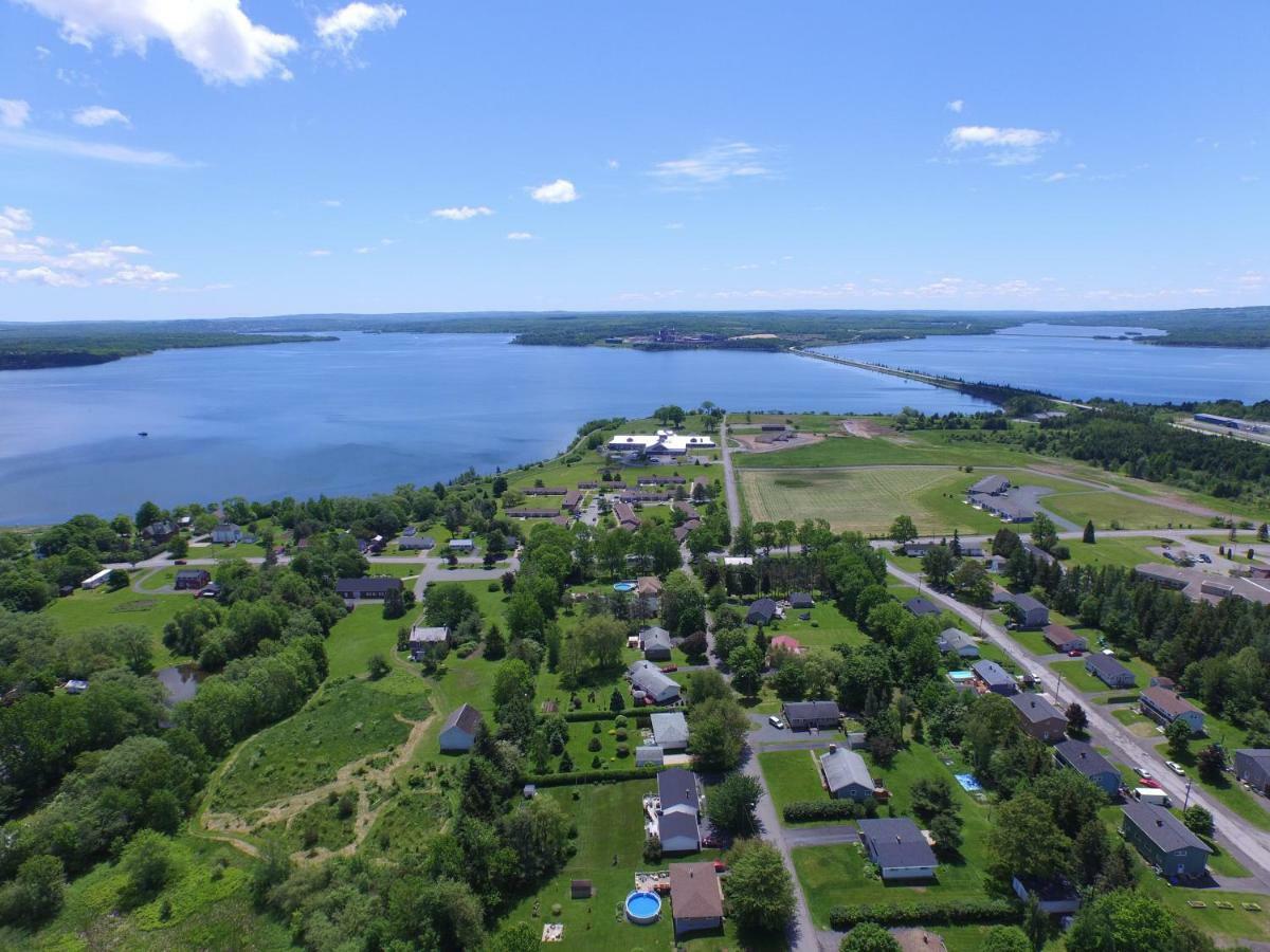 Lionstone Inn Motel & Cottages Пикту Екстериор снимка