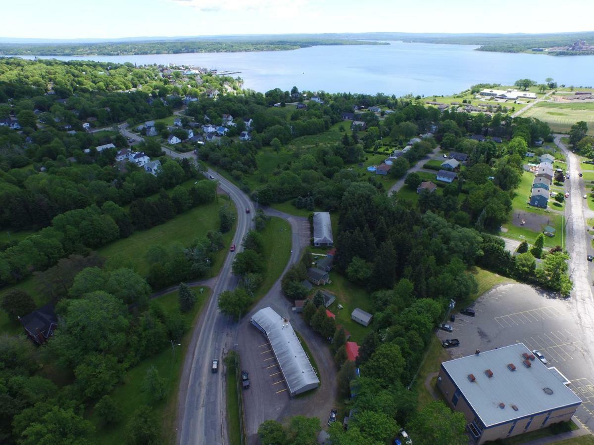 Lionstone Inn Motel & Cottages Пикту Екстериор снимка