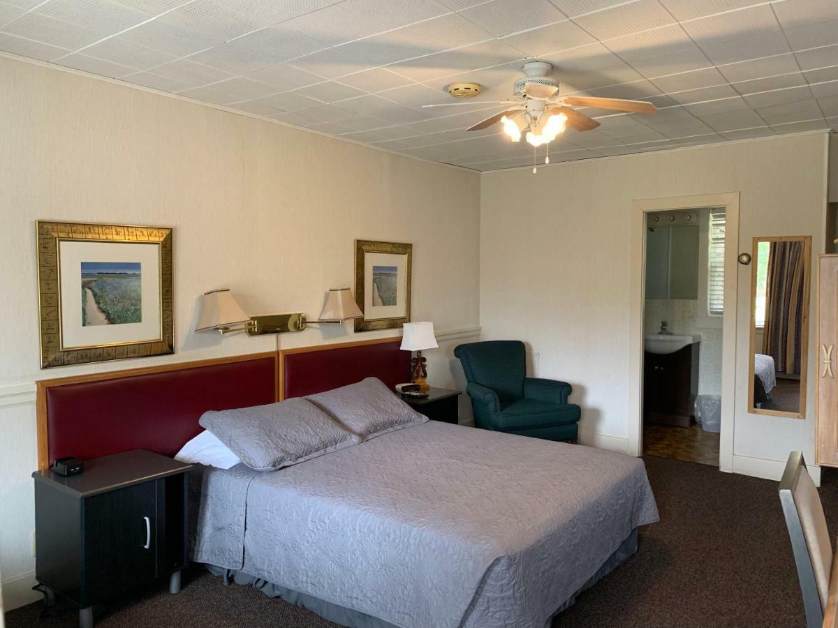 Lionstone Inn Motel & Cottages Пикту Екстериор снимка