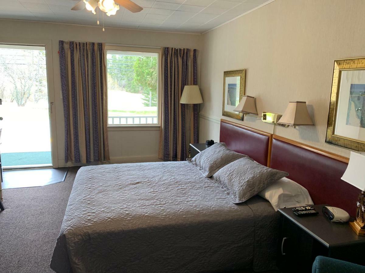 Lionstone Inn Motel & Cottages Пикту Екстериор снимка