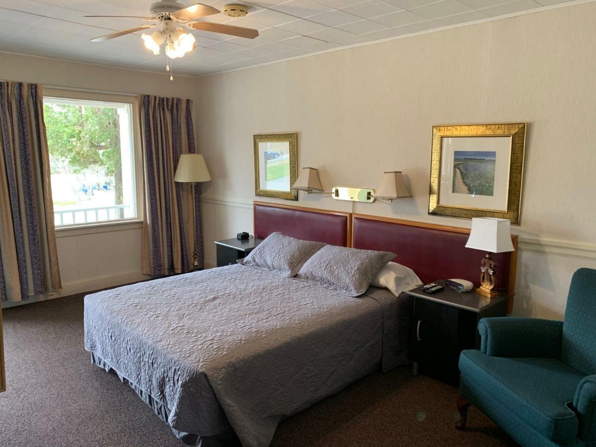 Lionstone Inn Motel & Cottages Пикту Екстериор снимка